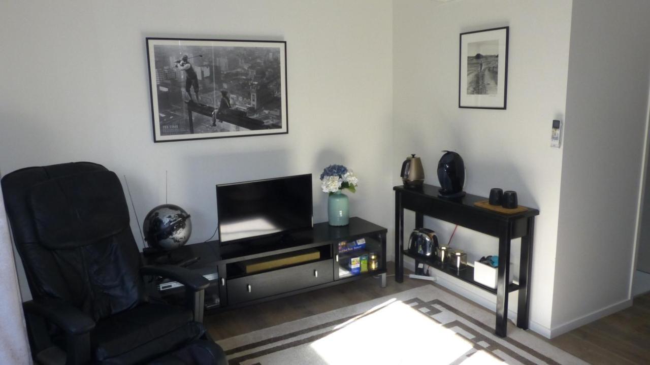 Modern Self Contained Apartment In Riverhead Екстер'єр фото