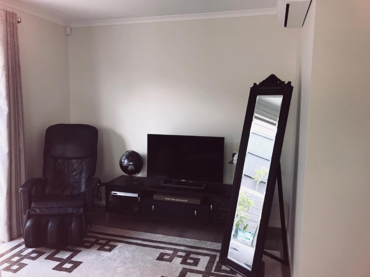 Modern Self Contained Apartment In Riverhead Екстер'єр фото